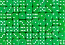 Картина предпосылки 70 зеленого dices, приказанное случайное стоковые фотографии rf Картина предпосылки 70 зеленого dices, приказанное случайное стоковые фотографии rf