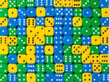 Картина предпосылки случайное приказанное желтого, зеленого цвета и сини dices стоковая фотография Картина предпосылки случайное приказанное желтого, зеленого цвета и сини dices стоковая фотография