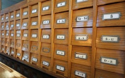 Каталог с письмами на ящиках, взгляд со стороны библиотеки старый деревянный стоковые изображения rf Каталог с письмами на ящиках, взгляд со стороны библиотеки старый деревянный стоковые изображения rf