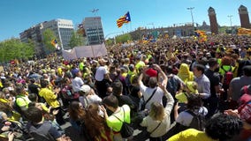 Каталонские демонстранты с национальными каталонскими символами в Барселоне для того чтобы поддержать свободу политических заключ Каталонские демонстранты с национальными каталонскими символами в Барселоне для того чтобы поддержать свободу политических заключ