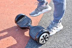 Катание молодого человека на Hoverboard в парке стоковое изображение rf Катание молодого человека на Hoverboard в парке стоковое изображение rf