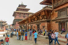 Катманду, Непал - 3-ье ноября 2016: Люди идя на Patan Durbar придают квадратную форму на солнечный день, Непал стоковое изображение Катманду, Непал - 3-ье ноября 2016: Люди идя на Patan Durbar придают квадратную форму на солнечный день, Непал стоковое изображение