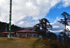 Кафе Druk Wangyal около 108 chortens или stupas мемориала известных как Druk Wangyal Chortens на пропуске Dochula, Бутан стоковое фото rf Кафе Druk Wangyal около 108 chortens или stupas мемориала известных как Druk Wangyal Chortens на пропуске Dochula, Бутан стоковое фото rf