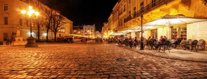 Кафе улицы на старых улицах города ночи стоковые фотографии rf Кафе улицы на старых улицах города ночи стоковые фотографии rf