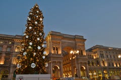 Квадрат Duomo украшенный с рождественской елкой и взглядом на галерее Vittorio Emanuele II в предыдущем утре Нового Года стоковое изображение Квадрат Duomo украшенный с рождественской елкой и взглядом на галерее Vittorio Emanuele II в предыдущем утре Нового Года стоковое изображение