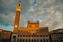 Квадрат Аркады del Campo Campo, Palazzo Publico и башня Torre del Mangia Mangia в Сиене, Тоскане, Италии стоковые изображения Квадрат Аркады del Campo Campo, Palazzo Publico и башня Torre del Mangia Mangia в Сиене, Тоскане, Италии стоковые изображения
