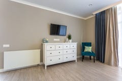 Квартиры внутренней просторной квартиры залы Luxure плоские с commode стула стоковое фото rf Квартиры внутренней просторной квартиры залы Luxure плоские с commode стула стоковое фото rf