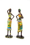 Керамические figurines 2 Афро-американских женщины покрашенной в ярких национальных обмундированиях изолированных на белой предпо стоковые изображения rf Керамические figurines 2 Афро-американских женщины покрашенной в ярких национальных обмундированиях изолированных на белой предпо стоковые изображения rf