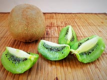 Киви экзотический superbly зрелый плод с отрезанными зелеными кусками кивиа стоковая фотография Киви экзотический superbly зрелый плод с отрезанными зелеными кусками кивиа стоковая фотография