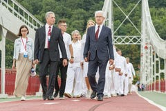 Киев, Украин 22-ое июля 2018 2 чабана водят столбец верующих в белых робах для крещения воды Столбец новообращенных c стоковая фотография rf Киев, Украин 22-ое июля 2018 2 чабана водят столбец верующих в белых робах для крещения воды Столбец новообращенных c стоковая фотография rf