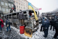 КИЕВ, УКРАИНА: Гражданские попечители ждут нападение полицейскиев на баррикадах занимая улицы снега во время бунта зимы стоковое изображение КИЕВ, УКРАИНА: Гражданские попечители ждут нападение полицейскиев на баррикадах занимая улицы снега во время бунта зимы стоковое изображение