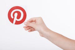 КИЕВ, УКРАИНА - 22-ОЕ АВГУСТА 2016: Руки женщины держа бумагу Pinterest напечатанную значком Фото деля вебсайт стоковые фотографии rf КИЕВ, УКРАИНА - 22-ОЕ АВГУСТА 2016: Руки женщины держа бумагу Pinterest напечатанную значком Фото деля вебсайт стоковые фотографии rf