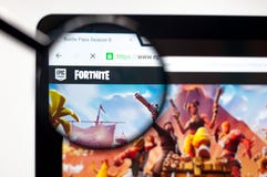 Киев, Украина - 5-ое апреля 2019: Домашняя страница вебсайта Royale сражения Fortnite Логотип Royale сражения Fortnite видимый стоковое фото Киев, Украина - 5-ое апреля 2019: Домашняя страница вебсайта Royale сражения Fortnite Логотип Royale сражения Fortnite видимый стоковое фото