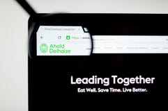 Киев, Украина - 6-ое апреля 2019: Королевский логотип Ahold Delhaize на домашней странице вебсайта стоковые фото Киев, Украина - 6-ое апреля 2019: Королевский логотип Ahold Delhaize на домашней странице вебсайта стоковые фото