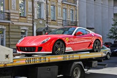 Киев, Украина, 13-ое июля 2015 Вариант 60F1 Феррари 599 Алонсо Автомобиль на эвакуаторе стоковые изображения Киев, Украина, 13-ое июля 2015 Вариант 60F1 Феррари 599 Алонсо Автомобиль на эвакуаторе стоковые изображения