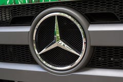 Киев, Украина - 8-ое июня 2018: Логотип Мерседес-Benz тележки на автомобиле стоковая фотография Киев, Украина - 8-ое июня 2018: Логотип Мерседес-Benz тележки на автомобиле стоковая фотография
