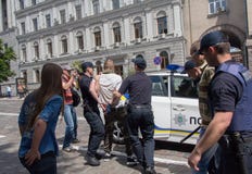 Киев, Украина - 12-ое июня 2016: Полицейские задерживают участников молодости радикальных группировок стоковая фотография rf Киев, Украина - 12-ое июня 2016: Полицейские задерживают участников молодости радикальных группировок стоковая фотография rf