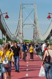 Киев, Украина - 18-ое мая 2019 Мост парка над рекой Dnipro Люди идя вдоль пешеходного моста на выходных стоковая фотография Киев, Украина - 18-ое мая 2019 Мост парка над рекой Dnipro Люди идя вдоль пешеходного моста на выходных стоковая фотография