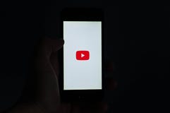 Киев, Украина - 27-ое февраля 2019: Взгляд YouTube вечером на значке смартфона стоковое фото rf Киев, Украина - 27-ое февраля 2019: Взгляд YouTube вечером на значке смартфона стоковое фото rf