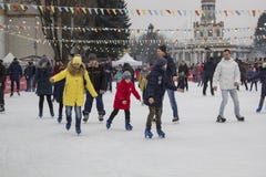 Киев Украина - 01 01 2018: счастливые люди катаясь на коньках на катке на зимних отдыхах стоковая фотография rf Киев Украина - 01 01 2018: счастливые люди катаясь на коньках на катке на зимних отдыхах стоковая фотография rf