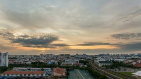 Кино промежутка времени восхода солнца станцией MRT Eunos в Сингапуре Кино промежутка времени восхода солнца станцией MRT Eunos в Сингапуре