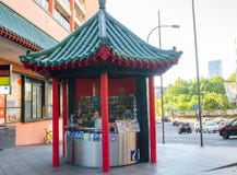 Киоск данным по посетителя Haymarket в китайском стиле крыши архитектуры на городке Китая стоковое фото Киоск данным по посетителя Haymarket в китайском стиле крыши архитектуры на городке Китая стоковое фото
