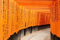 Киото, Япония - 27-ое декабря 2009: Оранжевый деревянный тоннель torii в святыне Fushimi Inari Taisha Оно одно из самого известно стоковые фото Киото, Япония - 27-ое декабря 2009: Оранжевый деревянный тоннель torii в святыне Fushimi Inari Taisha Оно одно из самого известно стоковые фото