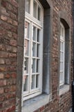 Кирпич и окна старого стиля конца-вверх стоковое фото rf Кирпич и окна старого стиля конца-вверх стоковое фото rf