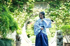Китайская женщина в традиционном голубом и белом платье Hanfu стоя в середине красивого строба стоковые изображения Китайская женщина в традиционном голубом и белом платье Hanfu стоя в середине красивого строба стоковые изображения