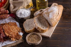 Китайская сосиска и, который колотят свинина отрывистые для кашевара на деревянной задней части стоковое изображение Китайская сосиска и, который колотят свинина отрывистые для кашевара на деревянной задней части стоковое изображение