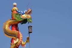 Китайская статуя дракона с предпосылкой голубого неба стоковое фото rf Китайская статуя дракона с предпосылкой голубого неба стоковое фото rf