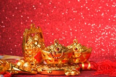 Китайские украшения Нового Года и благоприятные орнаменты на красной предпосылке bokeh Стоковые Фото Китайские украшения Нового Года и благоприятные орнаменты на красной предпосылке bokeh Стоковые Фото