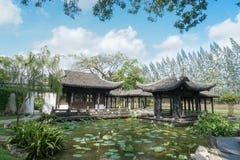 Китайское pavillion Pavillion в старом китайском стиле архитектуры озером лилии воды против яркого голубого неба стоковая фотография Китайское pavillion Pavillion в старом китайском стиле архитектуры озером лилии воды против яркого голубого неба стоковая фотография