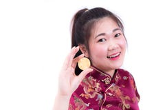 Китайцы красивой молодой азиатской женщины нося одевают традиционное cheongsam или qipao при рука держа золотое Bitcoin изолирова стоковые фото Китайцы красивой молодой азиатской женщины нося одевают традиционное cheongsam или qipao при рука держа золотое Bitcoin изолирова стоковые фото
