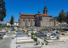 Кладбище и церковь на пути Camino португальском costal пути St James стоковая фотография rf Кладбище и церковь на пути Camino португальском costal пути St James стоковая фотография rf