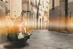Классика на улице, старая улица мотоцикла горы, дизайн концепции перемещения путешествия, космос для текста стоковые фото Классика на улице, старая улица мотоцикла горы, дизайн концепции перемещения путешествия, космос для текста стоковые фото