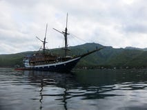 Классическая деревянная индонезийская шлюпка для ныряя сафари стоковые изображения Классическая деревянная индонезийская шлюпка для ныряя сафари стоковые изображения