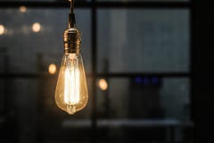 Классическая лампа edison на темной предпосылке стоковая фотография rf Классическая лампа edison на темной предпосылке стоковая фотография rf