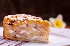 Классический американский яблочный пирог с цветками на предпосылке стоковая фотография rf Классический американский яблочный пирог с цветками на предпосылке стоковая фотография rf