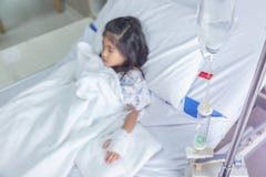 Клиника излечивает жидкости ребенк внутривенные к вене крови в hosital комнате стоковое фото Клиника излечивает жидкости ребенк внутривенные к вене крови в hosital комнате стоковое фото