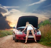 клобук девушки автомобиля смотря сексуален вниз стоковое фото клобук девушки автомобиля смотря сексуален вниз стоковое фото