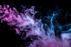 Клубы покрашенного дыма голубого и розового цвета на черной изолированной предпосылке в форме мягких облаков от vape стоковые изображения Клубы покрашенного дыма голубого и розового цвета на черной изолированной предпосылке в форме мягких облаков от vape стоковые изображения