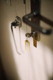 Ключ в замке входа в кабину на грузовом корабле Ярлык на ключе начальник Нерезкость ( стоковая фотография rf Ключ в замке входа в кабину на грузовом корабле Ярлык на ключе начальник Нерезкость ( стоковая фотография rf