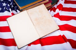 Книга года сбора винограда открытая на американском флаге красивом Стоковое фото RF Книга года сбора винограда открытая на американском флаге красивом Стоковое фото RF