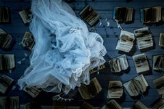 Книги и ткань во фронте стоковое изображение rf Книги и ткань во фронте стоковое изображение rf