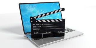 Колотушка кино на предпосылке белизны ноутбука иллюстрация 3d бесплатная иллюстрация Колотушка кино на предпосылке белизны ноутбука иллюстрация 3d бесплатная иллюстрация
