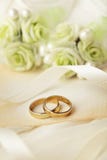 кольца предпосылки яркие wedding белизна стоковая фотография кольца предпосылки яркие wedding белизна стоковая фотография