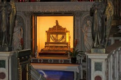 Ковчег, содержа цепи St Peter, базилика Сан Pietro в Vincoli в Риме, Италии стоковые изображения Ковчег, содержа цепи St Peter, базилика Сан Pietro в Vincoli в Риме, Италии стоковые изображения