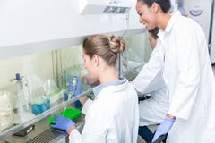 Когорта ученых работая в исследовательской лабаратории Стоковые Изображения RF Когорта ученых работая в исследовательской лабаратории Стоковые Изображения RF