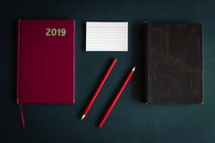 Кожа дневников, красных и коричневых, канцелярские товары стоковые изображения rf Кожа дневников, красных и коричневых, канцелярские товары стоковые изображения rf